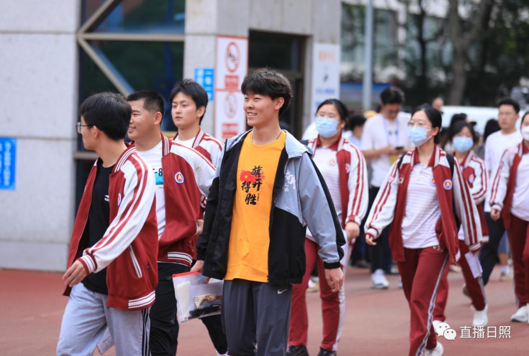 直击2023高考现场暖人瞬间,直击2023高考场外实拍视频