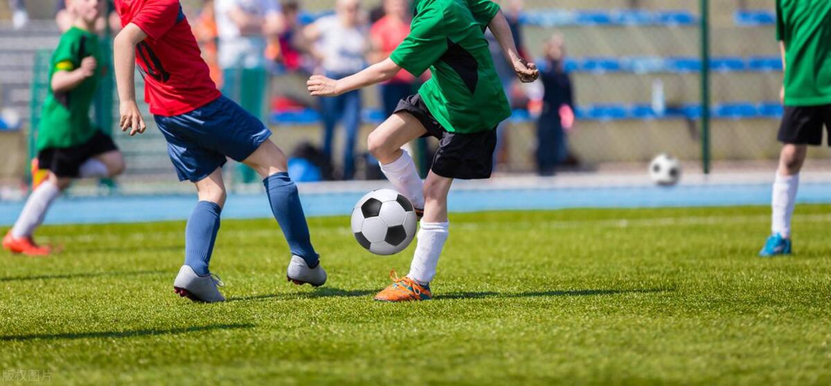 小学生踢足球犯规有哪些,孩子踢足球被球员吼怎么办
