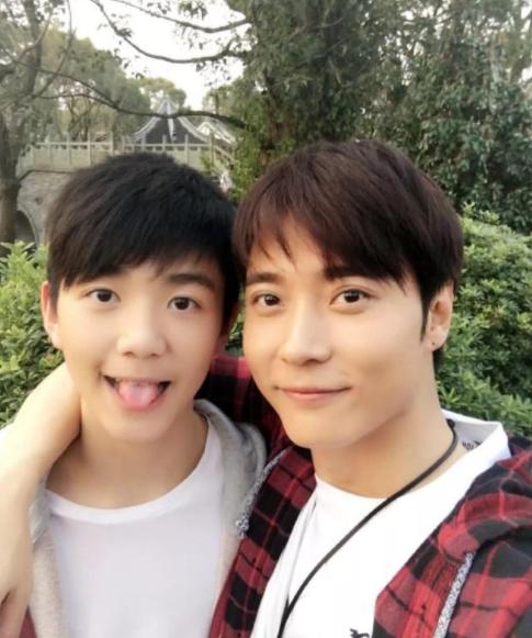 张丹峰洪欣风波后首次合体亮相,张丹峰怀柔拍戏