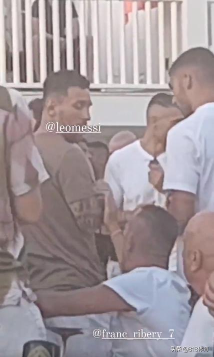 球王!梅西伊比萨岛蹦迪偶遇里贝里,刀疤脸拽着梅老板胳膊主动搭讪