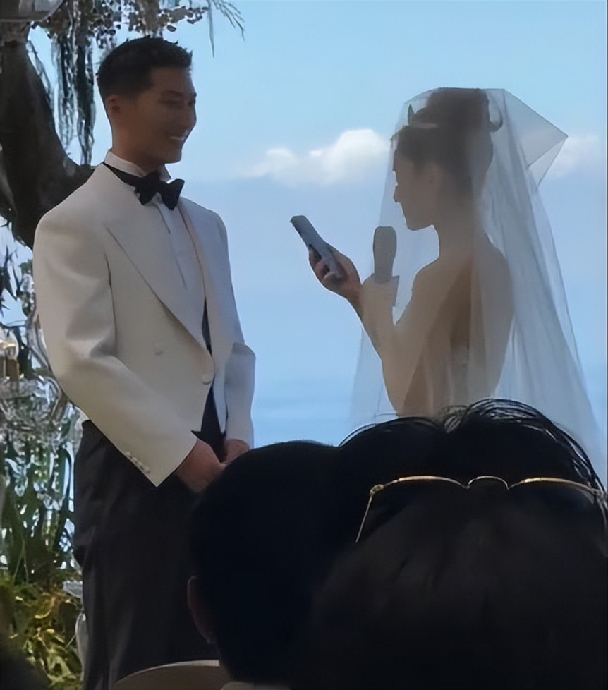 何超莲称婚礼是窦骁包办,何超莲窦骁婚礼获祝福