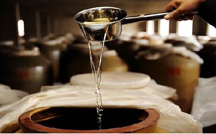 97香港回归赖茅纪念酒多少钱,97年香港回归2斤装赖茅价格