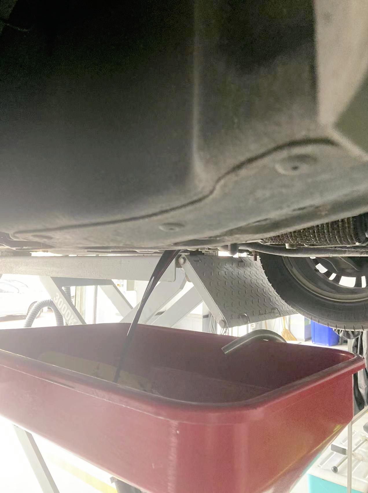 保养车放油干净还是抽油干净,汽车保养是抽油好还是放油好