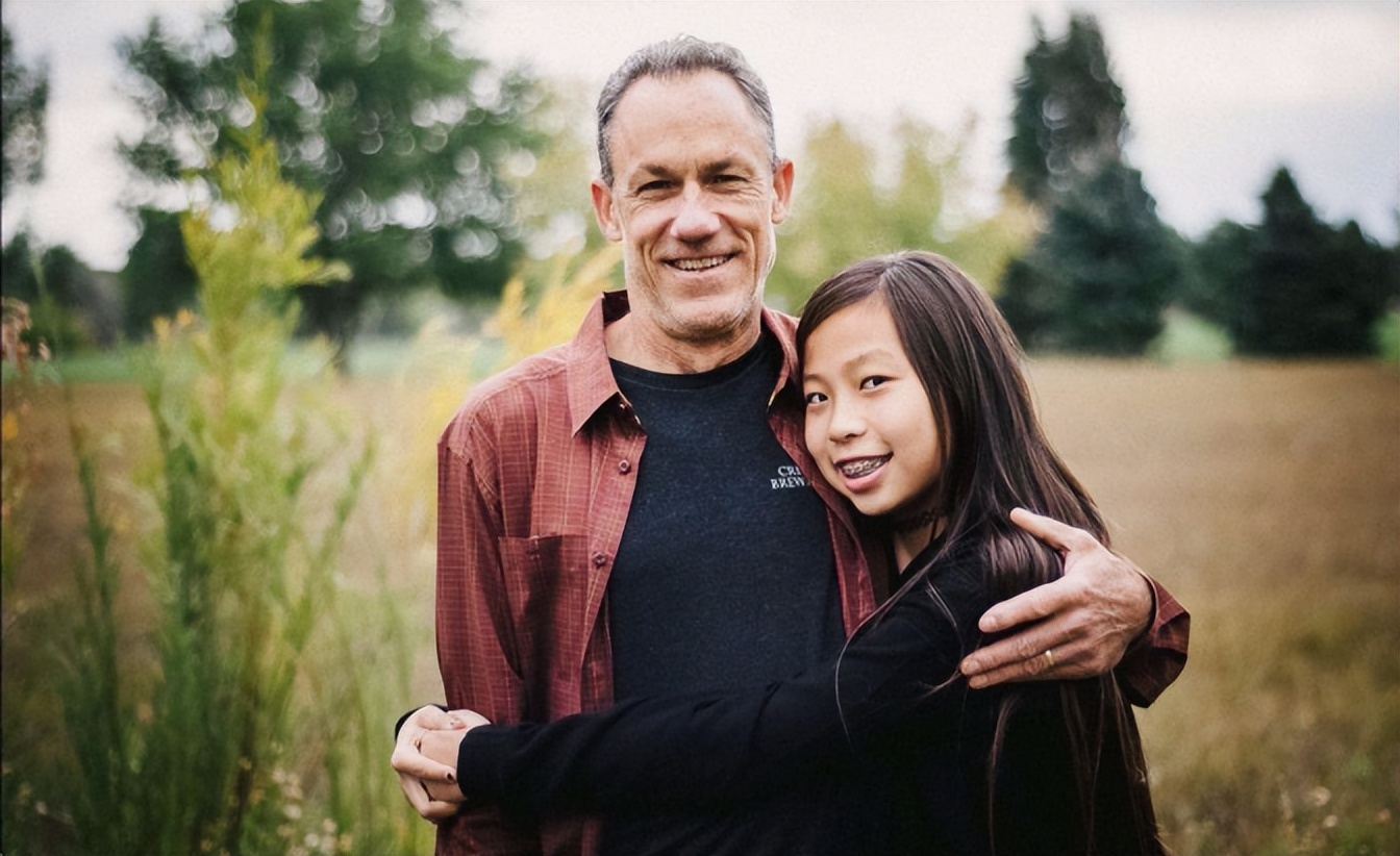 美国18年收养8万中国儿童，几乎全是女孩，背后有何缘由？