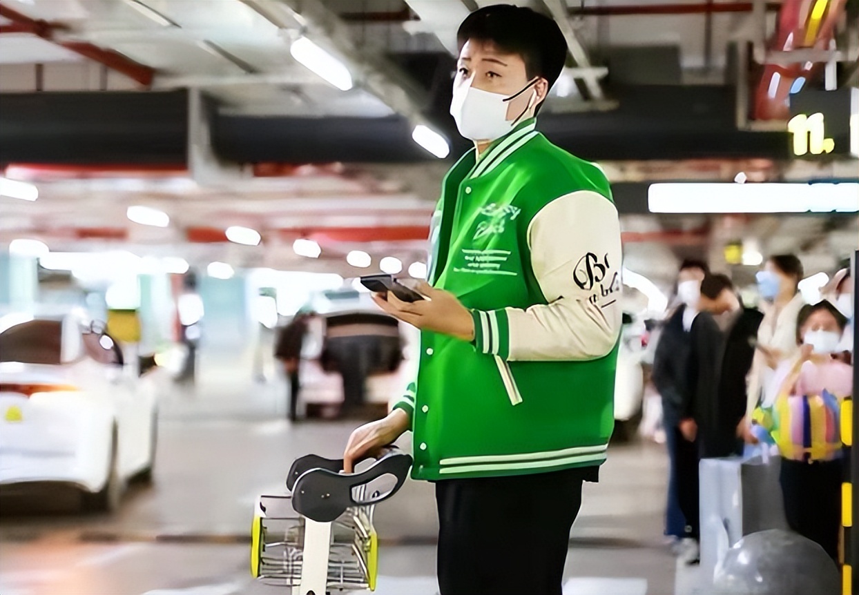 赵睿和他爸妈拍照片,赵睿跟小男孩合影