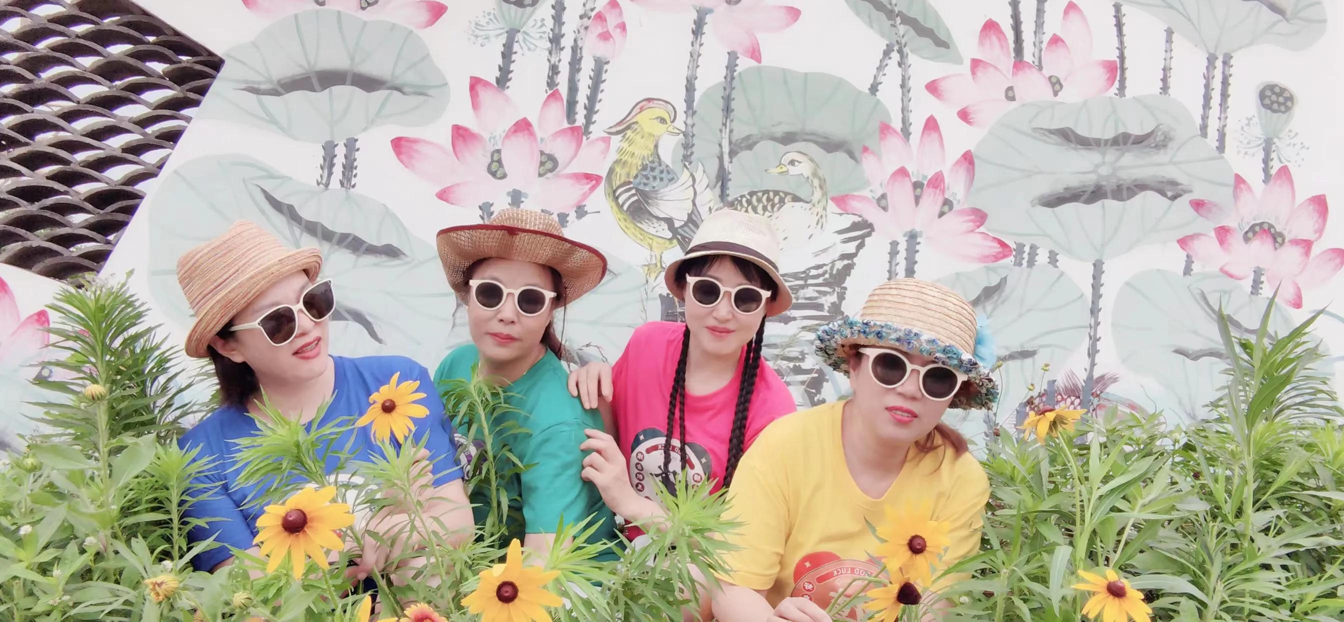 穿上闺蜜装的四个七零后，嫁到东南西北也断不了的姐妹情