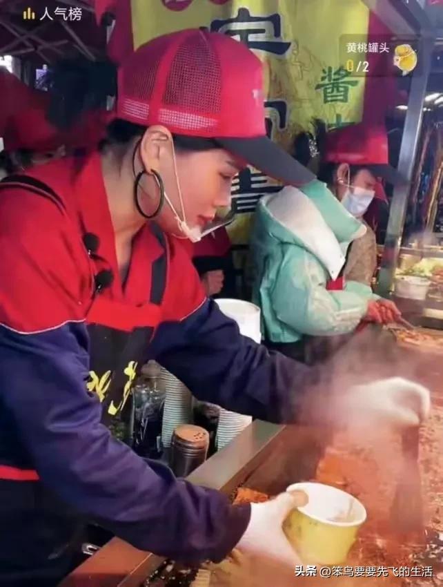 夫妻摆摊卖土豆豆腐日入9千,小夫妻卖土豆日入9000元