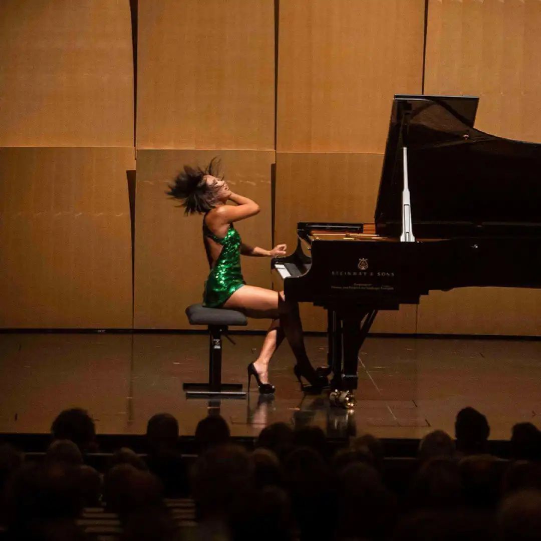 中国钢琴女魔王穿短裙演奏被嘲不雅？！霸气回怼：我只是在做自己