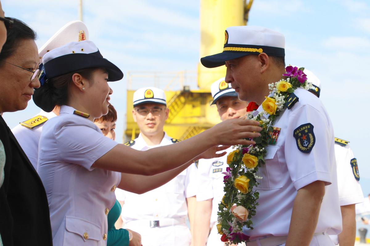 越南新军舰下水最新消息,越南海警船和中国军舰对峙