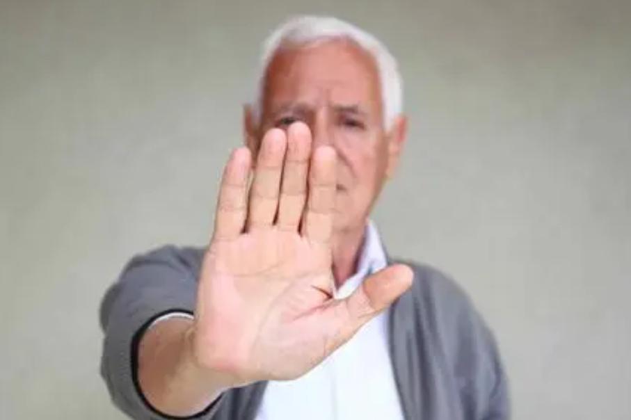 65岁老人喝牛奶好还是喝奶粉好,为什么医生不建议老年人喝牛奶