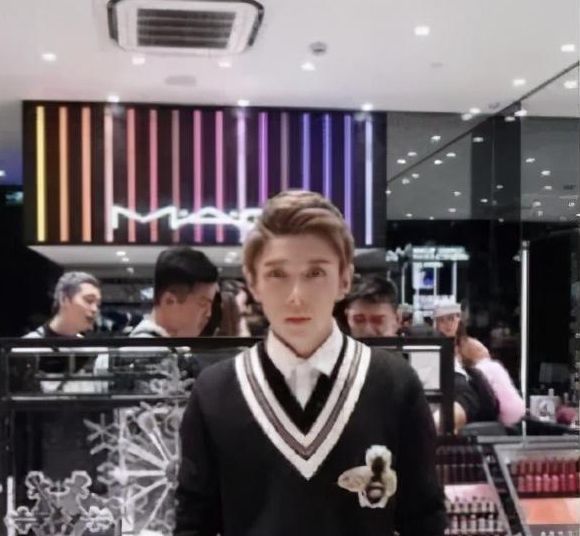 “带货一哥”李佳琦，从月薪三千到年入千万，背后的艰辛谁人知？