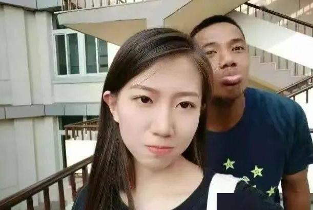 某大学黑人“陪读女”：甘愿当贴身秘书！网友提醒遭怼，别来管我