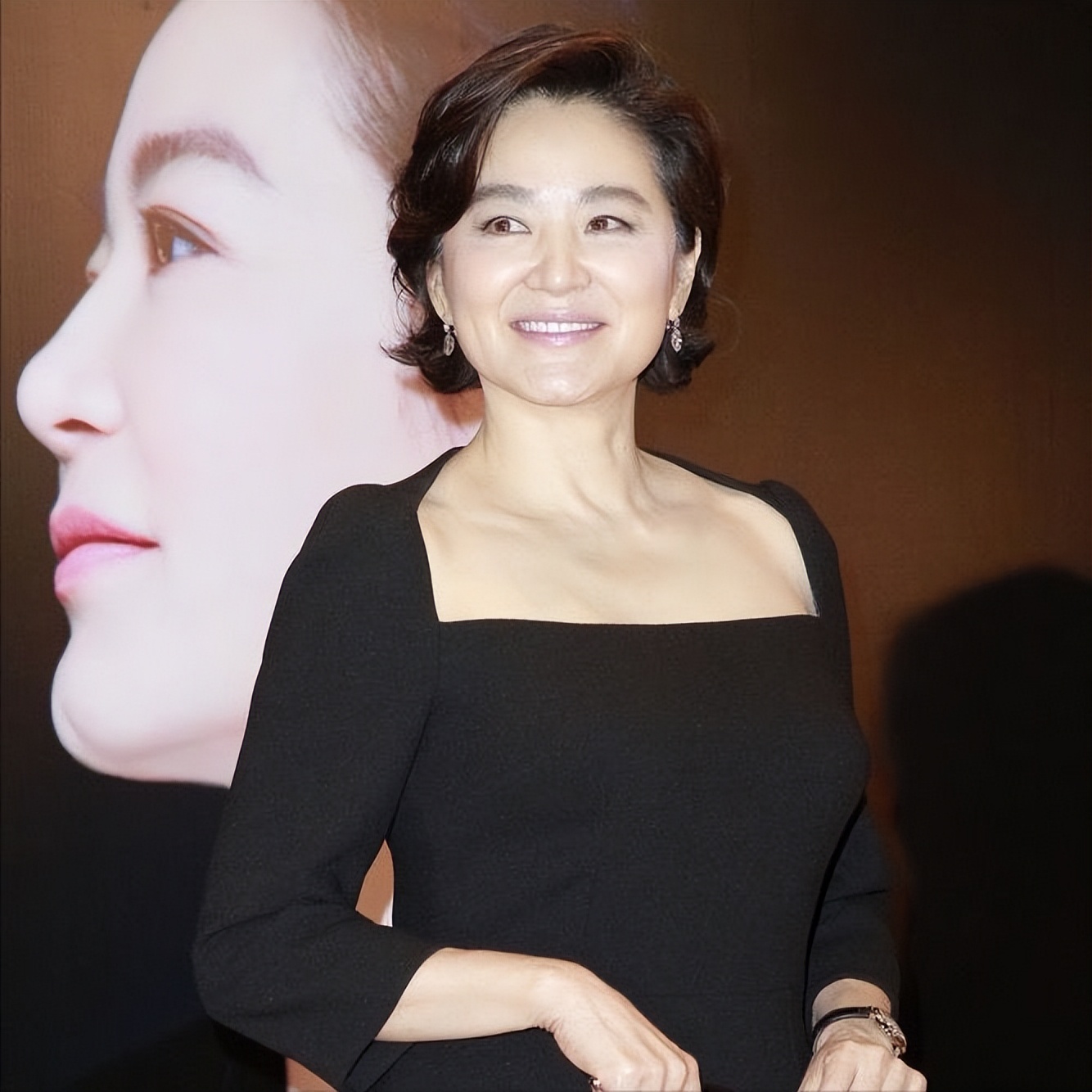 微胖中年阿姨别留长发了，学林青霞烫这款“贵妇卷”，高级不油腻