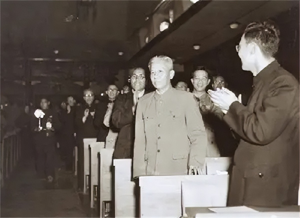 王光美回忆：为何*少奇刘**当选国家主席却没笑容？