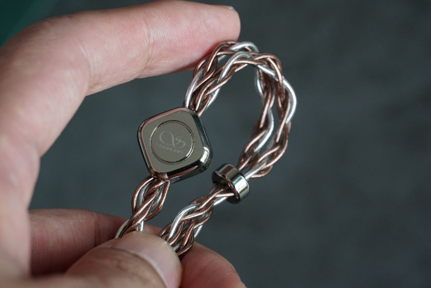 就像是送到宫里的耳机，仅3000元出头，靛蓝色木制入耳式动圈杰作