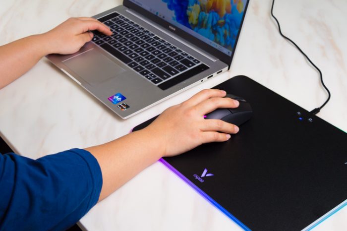 雷柏v1游戏鼠标好用吗,雷柏v20s用什么鼠标垫