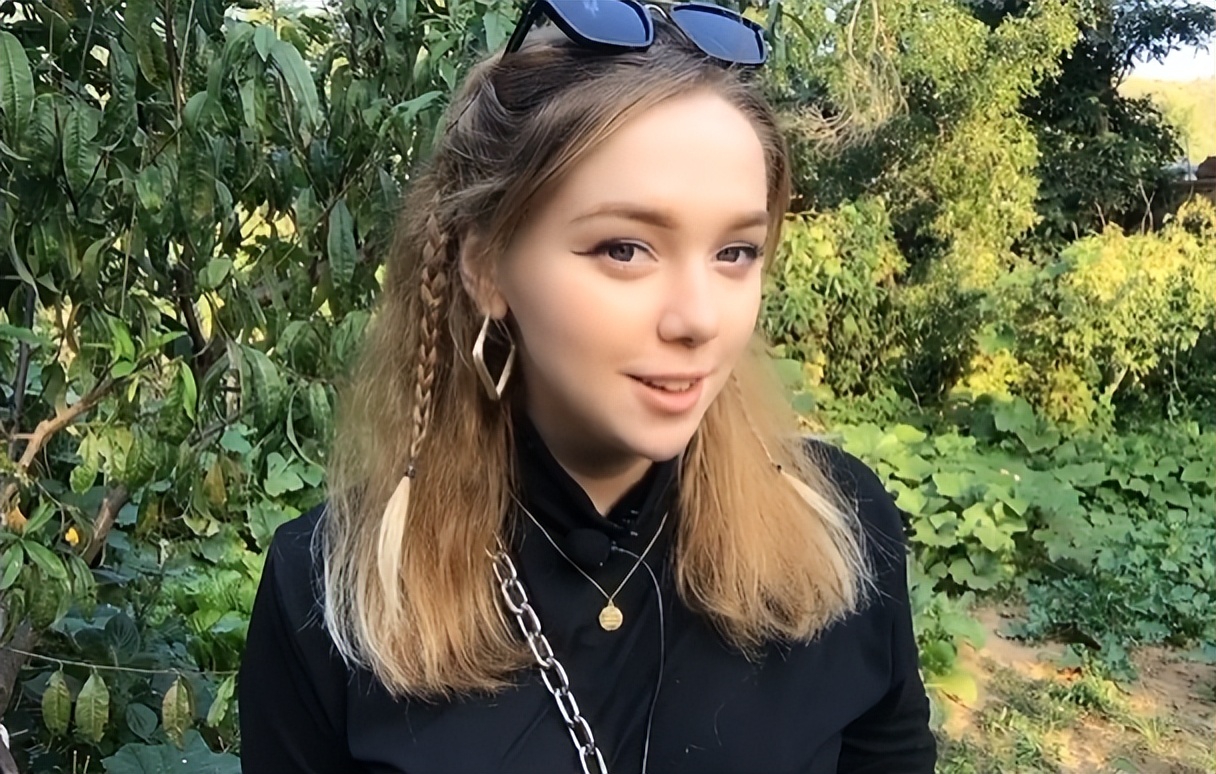 俄罗斯美女嫁给东北3婚男人，夫妻恩爱，网友感慨：他太幸运了