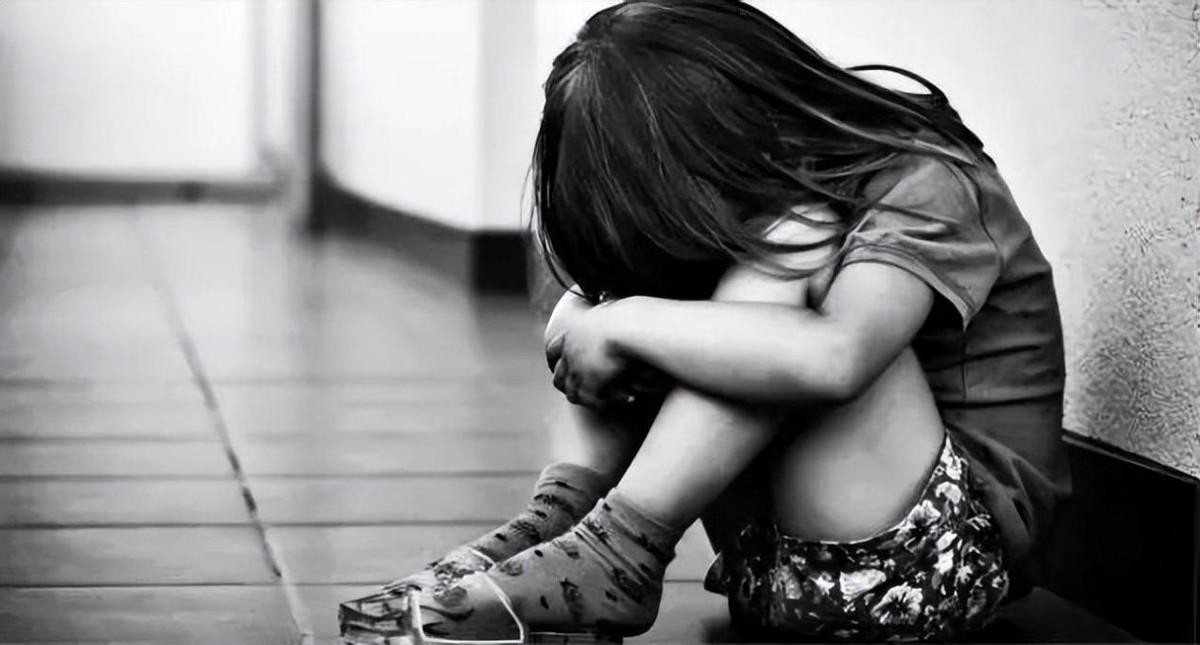 干妈发现女儿走路异常，带女儿去检查，医生：处女膜陈旧性破裂！