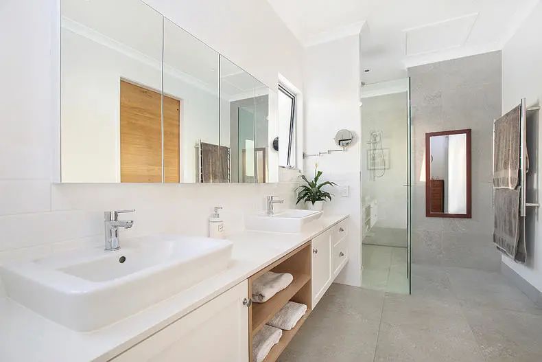 装修好的房子怎么安装燃气热水器,安装燃气热水器好还是电热水器好