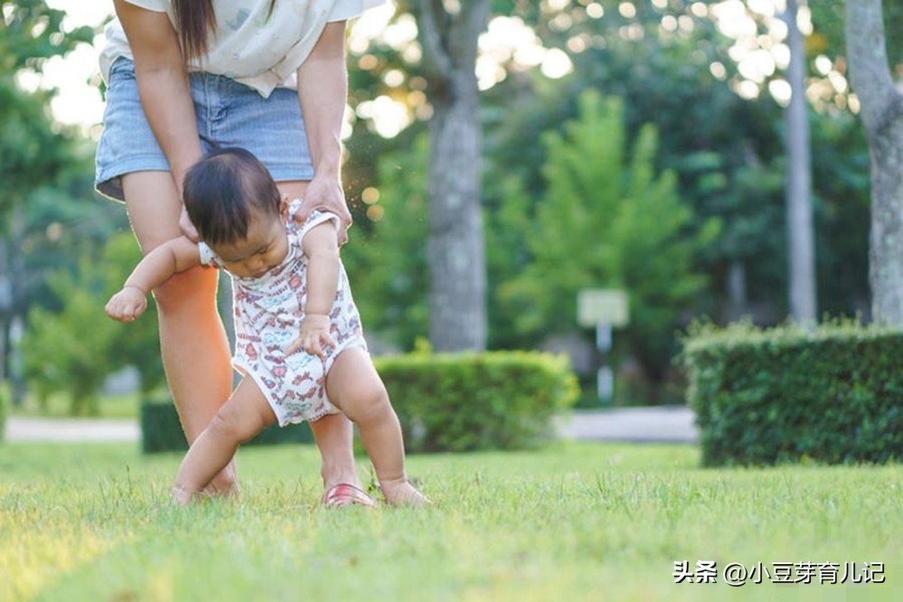 宝宝不会走路是妈妈的问题吗,宝宝多久还不会走路就不正常了