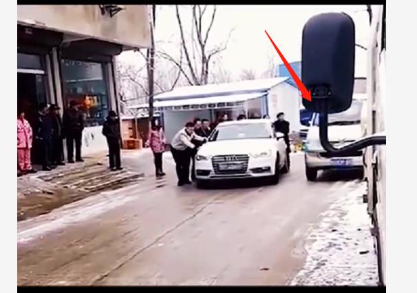 奥迪雪天打滑五菱,五菱宏光转弯失误漂移