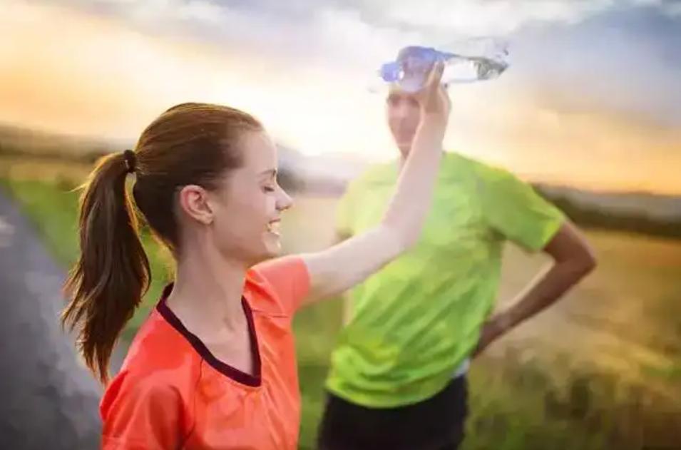 跑步出汗和因为热出汗区别,跑步就大量出汗是什么原因