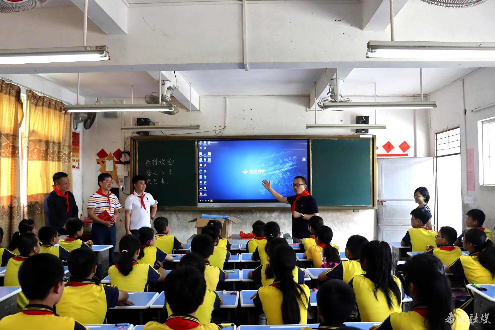 农村捐赠爱心书包,山村学子爱心捐赠