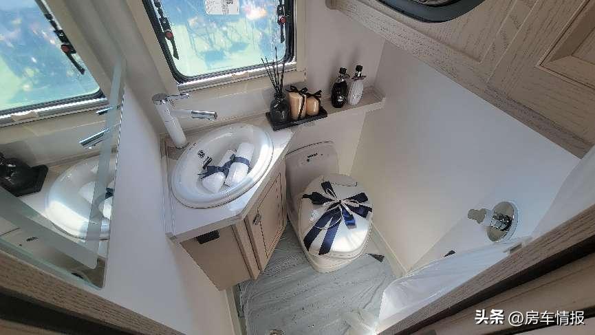 刚买的房车开回家后真的很喜欢,外观好看最舒适的房车