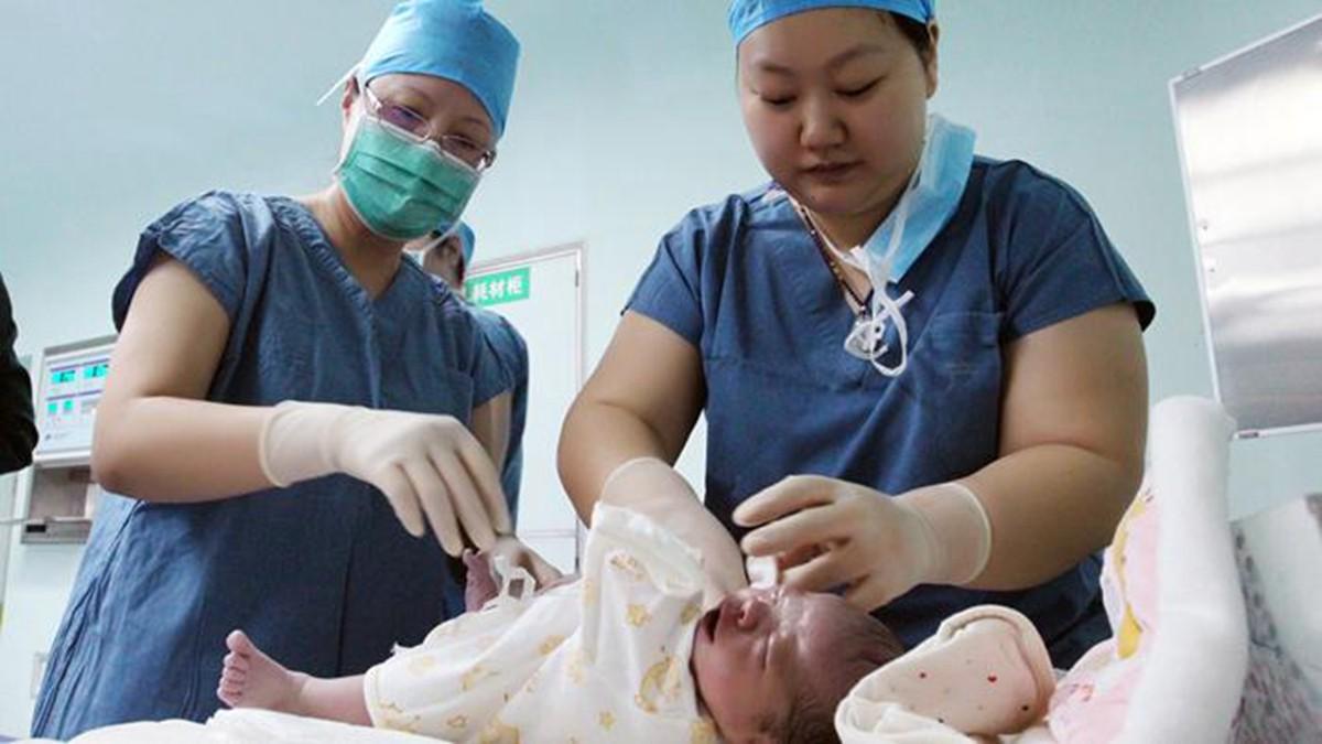 孩子出生时护士通知是男孩,孩子出生后护士问要抱孩子吗