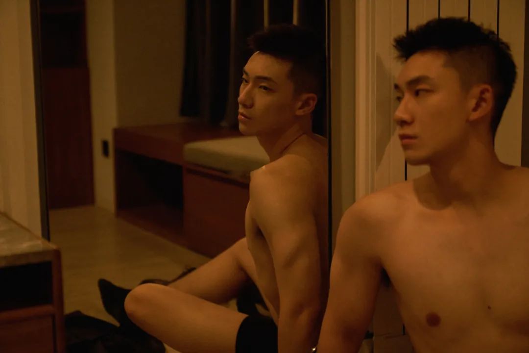 阳刚气十足的正装肌肉帅哥,正装腹肌小哥