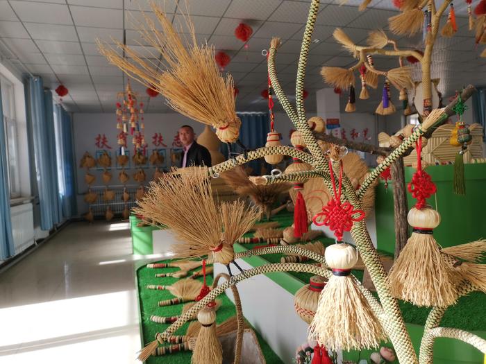 “扫”走穷日子 小笤帚变成“摇钱树”