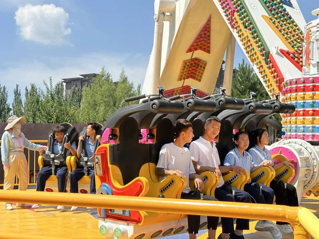 畅游方特,放飞梦想!内蒙新东方第一届新生夏令营开营啦~