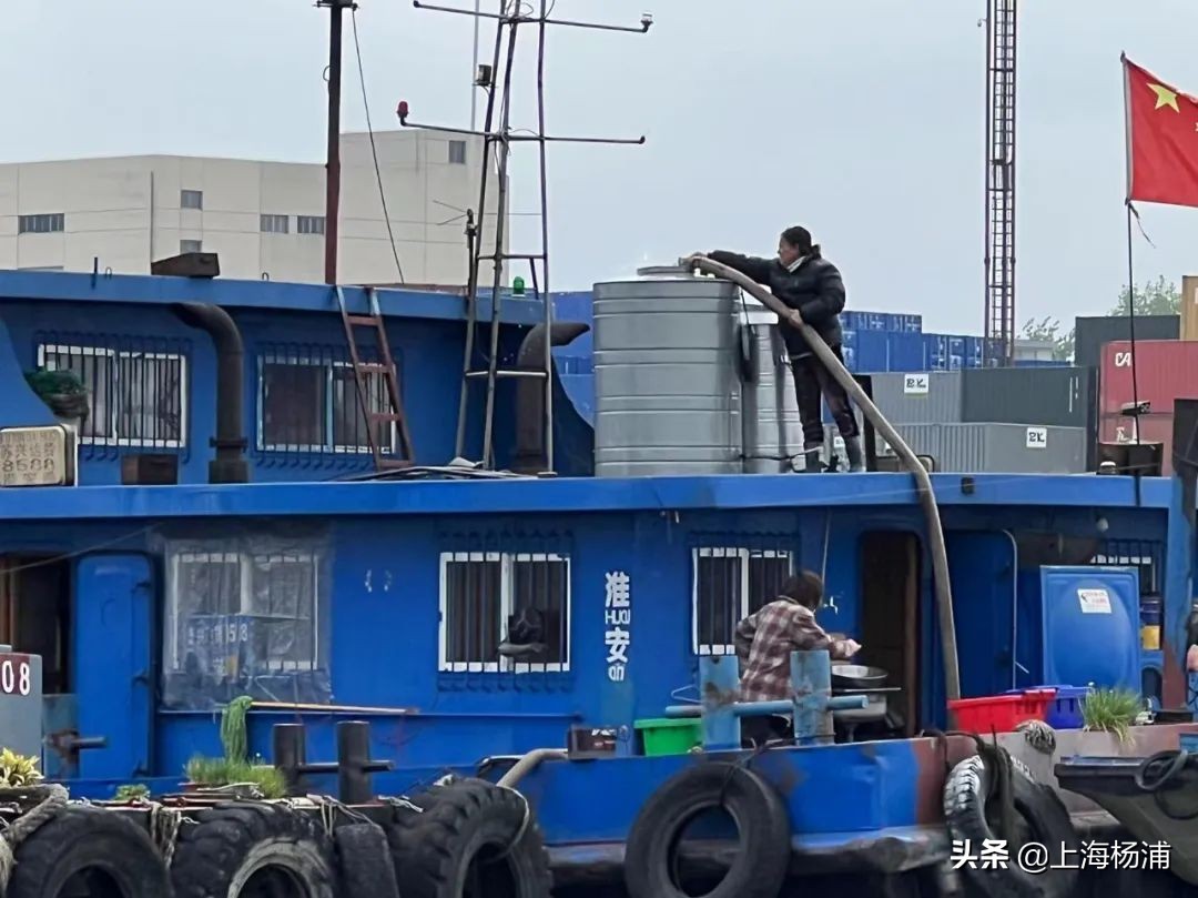 风雨中的摆渡人图片,风雨中的摆渡人