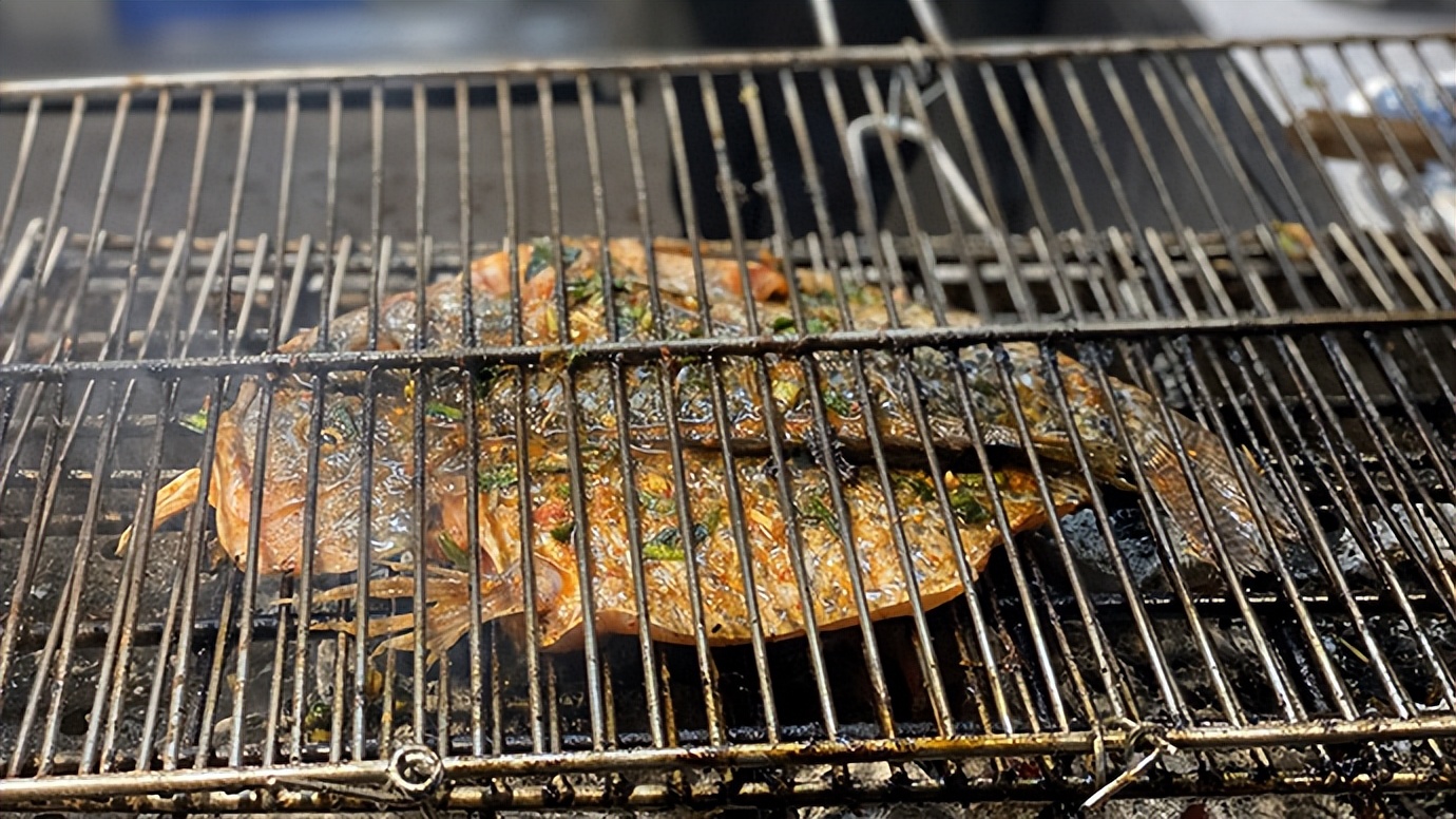 摆地摊卖烤鱼利润怎么样,摆摊做烤鱼20元一条的利润有多少