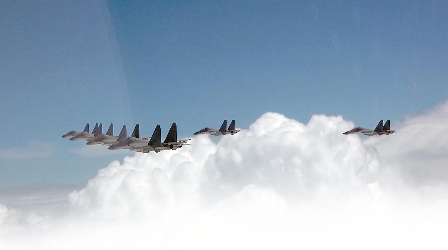 突破美军航母防线,突破大国封锁来华的军舰