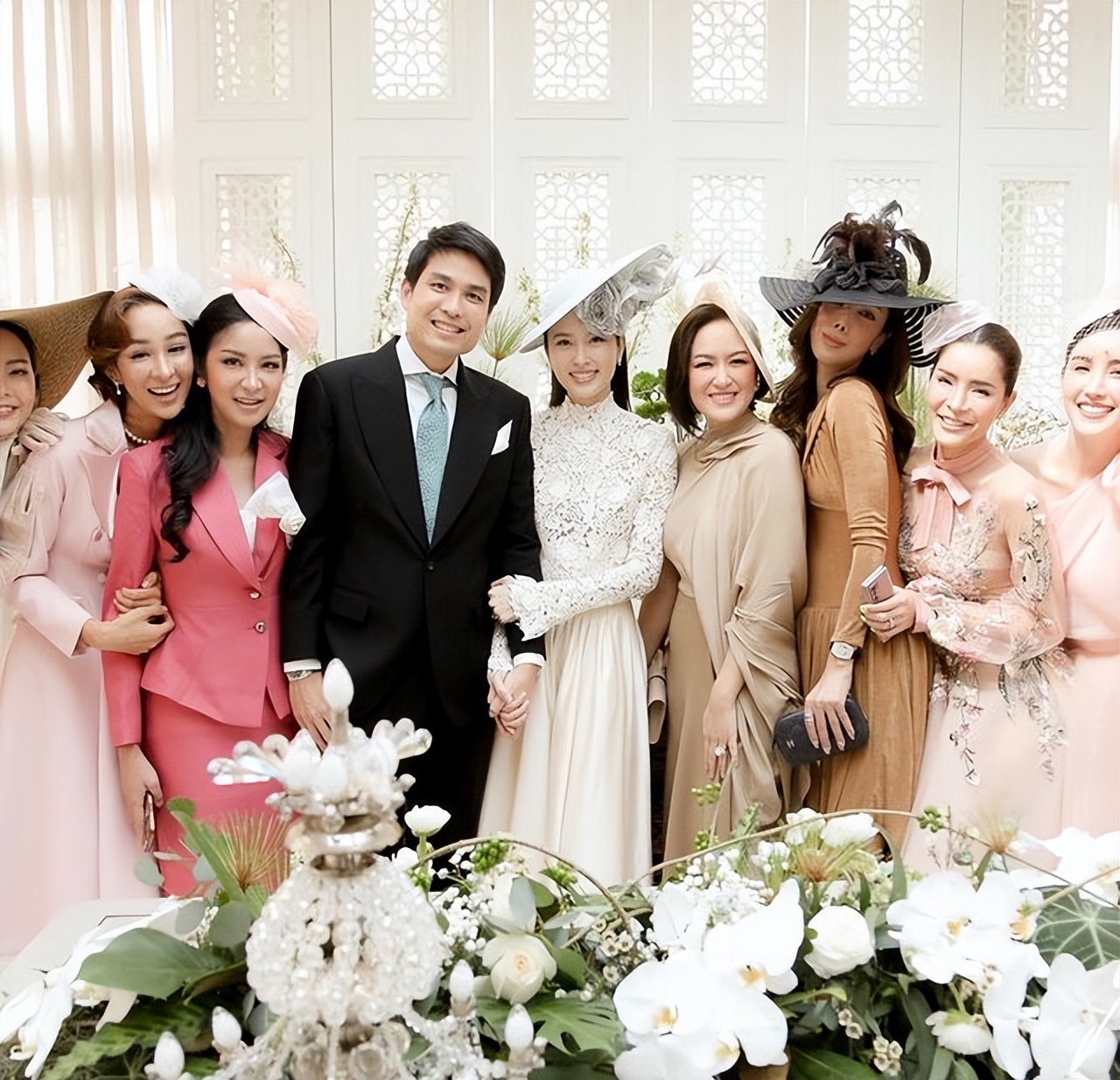 泰国最美变性人宝儿大婚！金色礼服配黄金皇冠太高贵，新郎也超帅