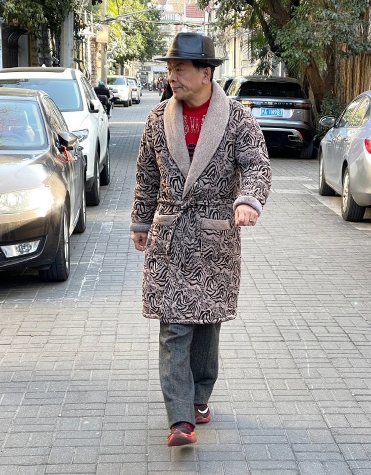 年轻人穿西裤配皮带,70岁以上男人穿皮带