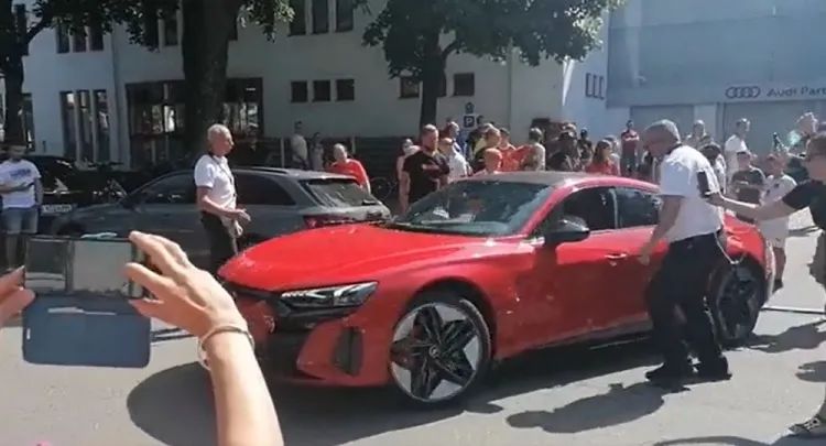 巴萨卖梅西签名袖标,巴萨售梅西签名队长袖标