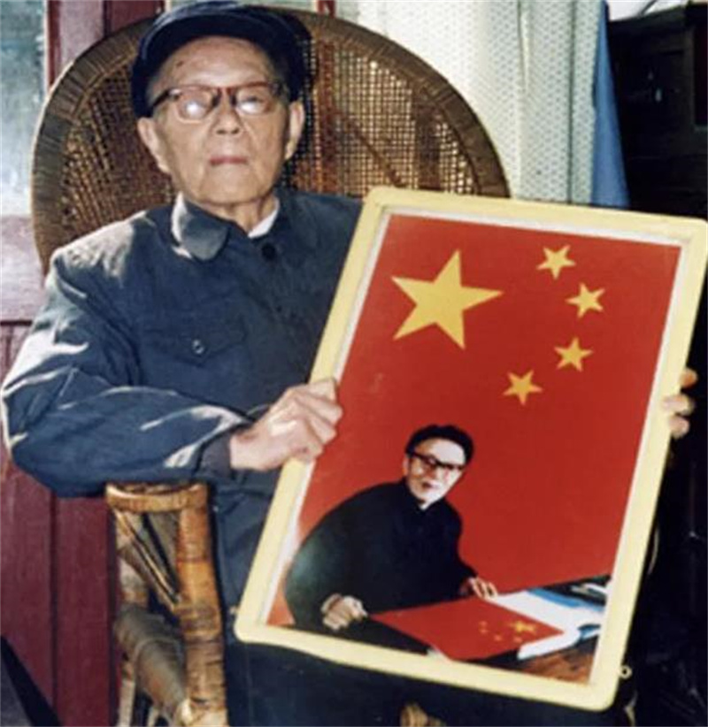 1949年，国家征集*旗国**图案，五星红旗只得15票，另一作品得185票