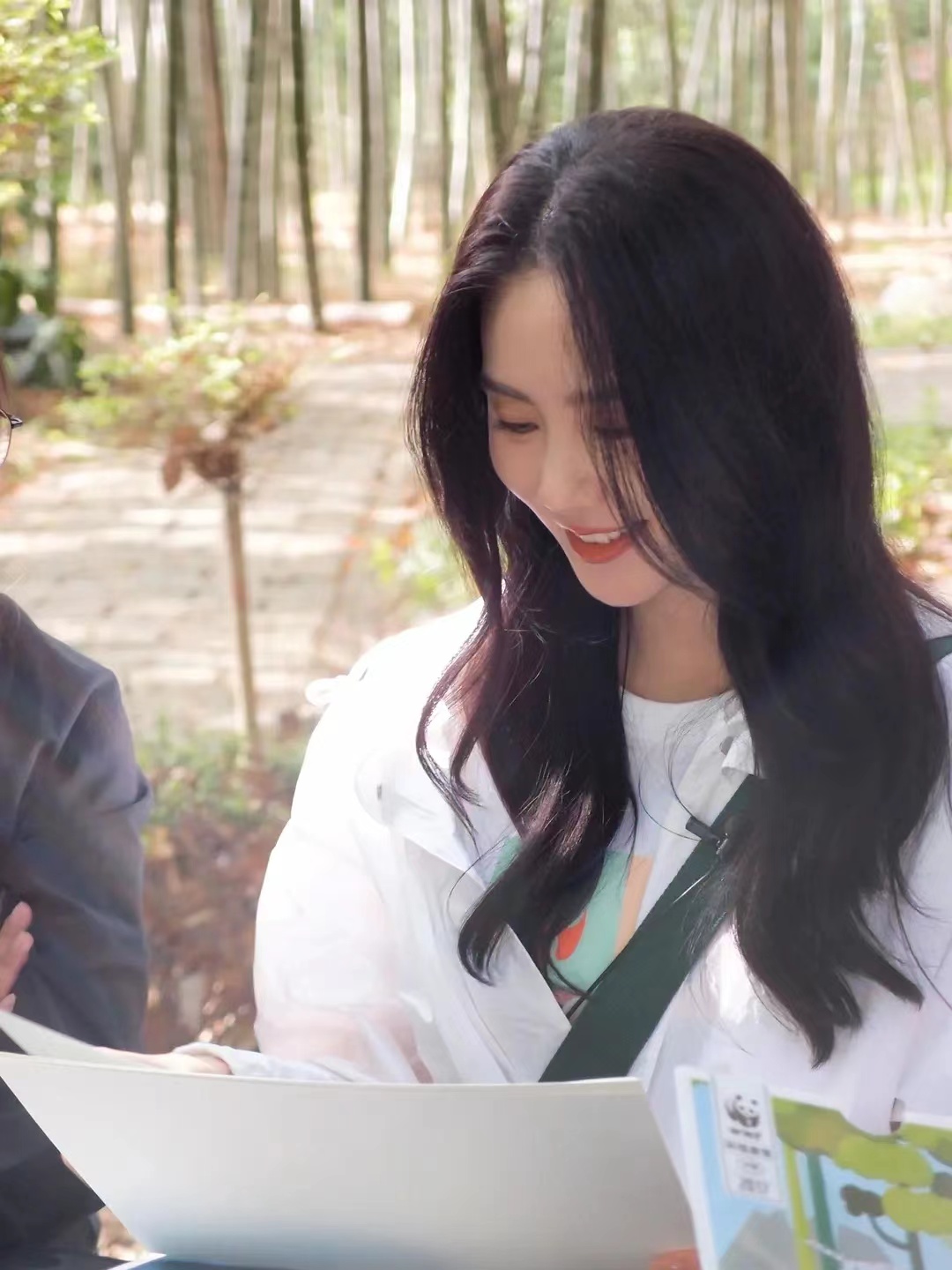 刘诗诗出席活动休闲运动穿搭,刘诗诗一袭粉裙优雅精致