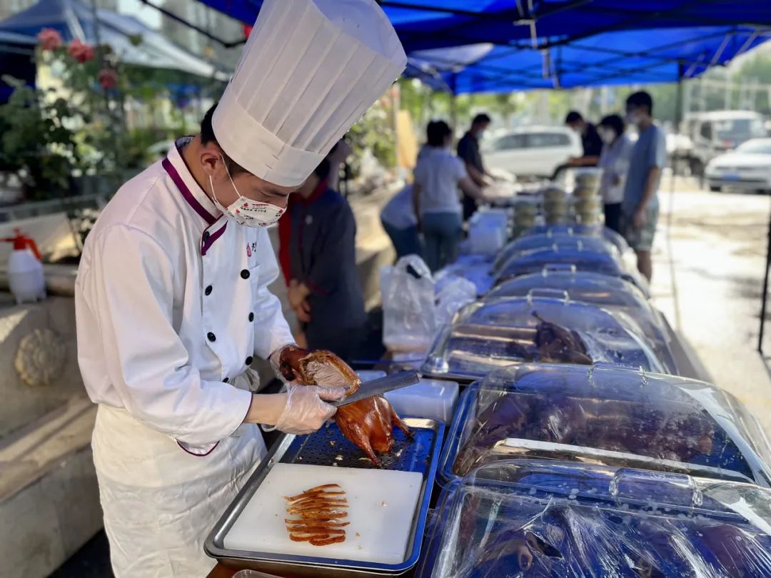 餐饮业摆摊自救：酒吧老板摆摊卖凉皮，烤鸭店卖蔬菜