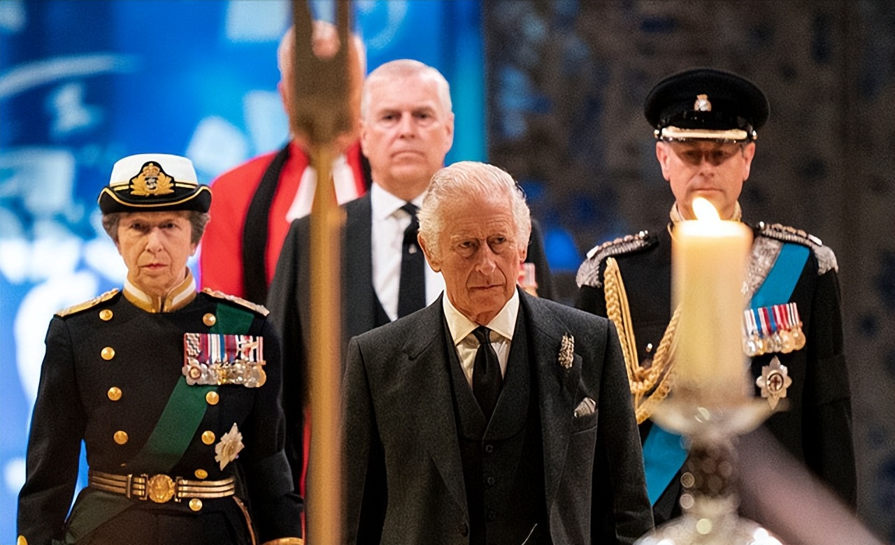 英女王哪一年去世,英女王逝世王室