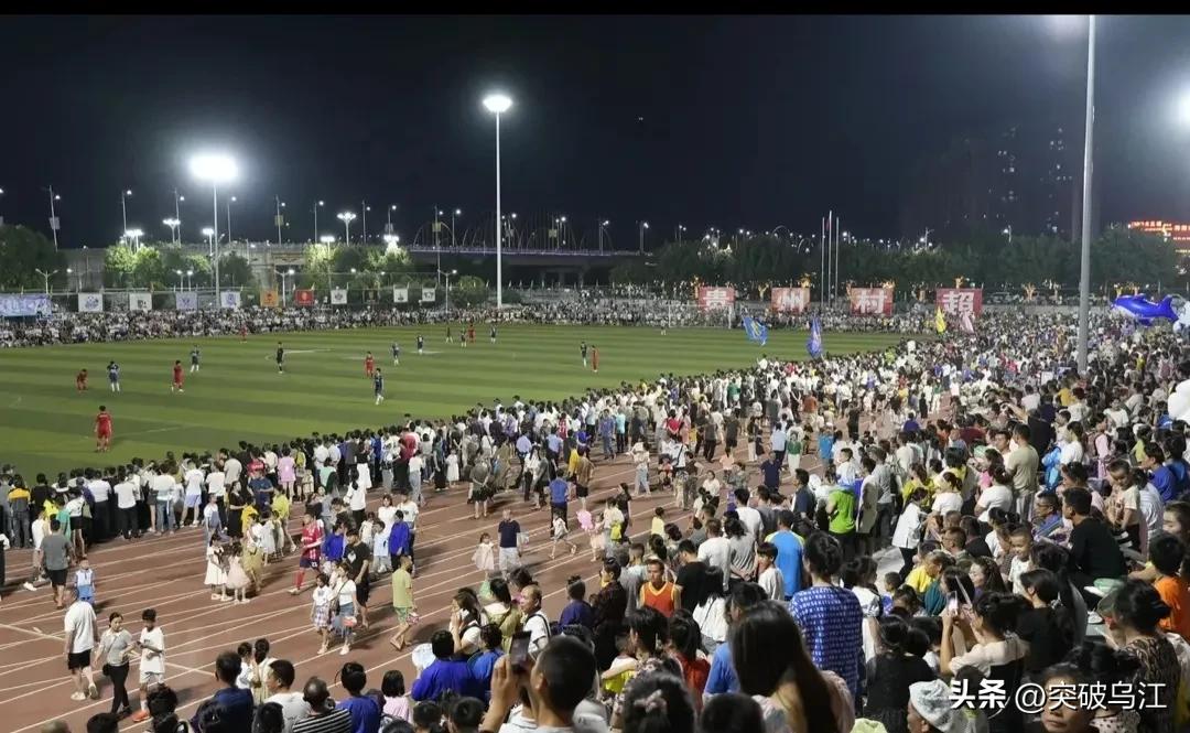 贵州村超足球联赛名场面,直击贵州村超足球之夜可爱视频