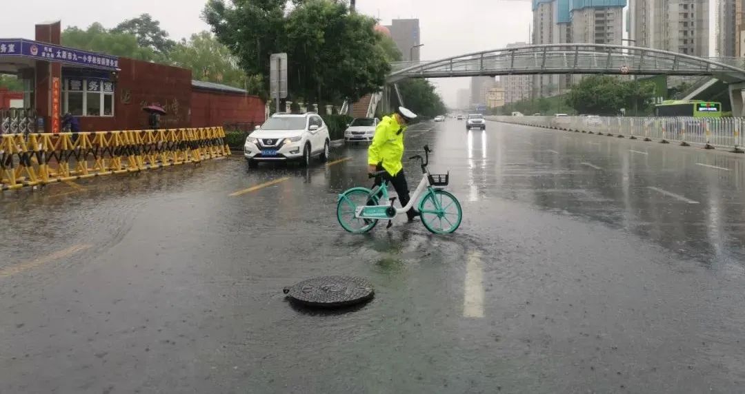 太原交警：窗外下着雨，我在守护你