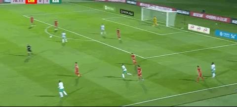 走着踢VS跑着踢！国足被吊打偷到一分，控球率26%体现全方位差距