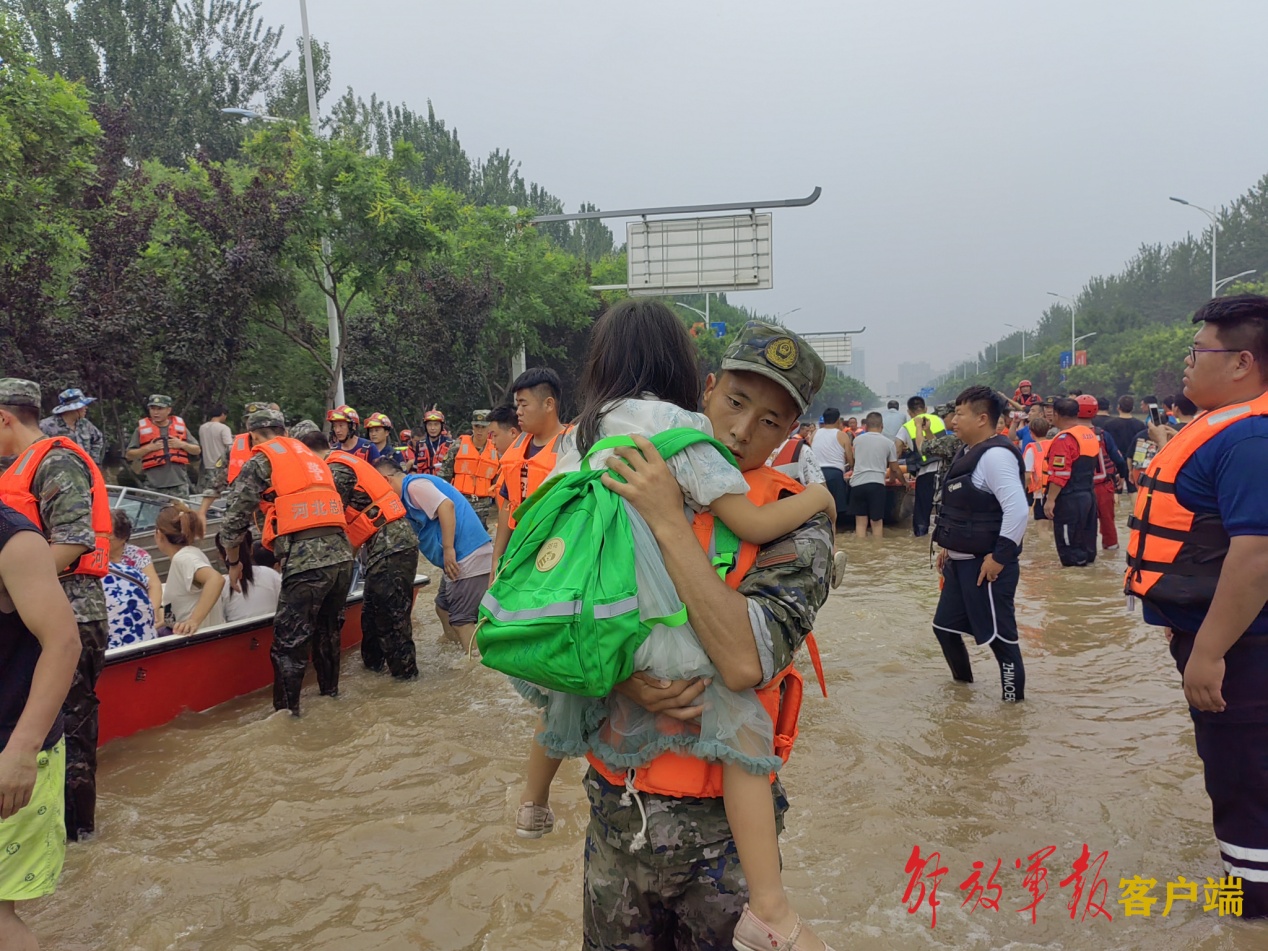 *警武**河北总队官兵持续奋战抢险救援一线