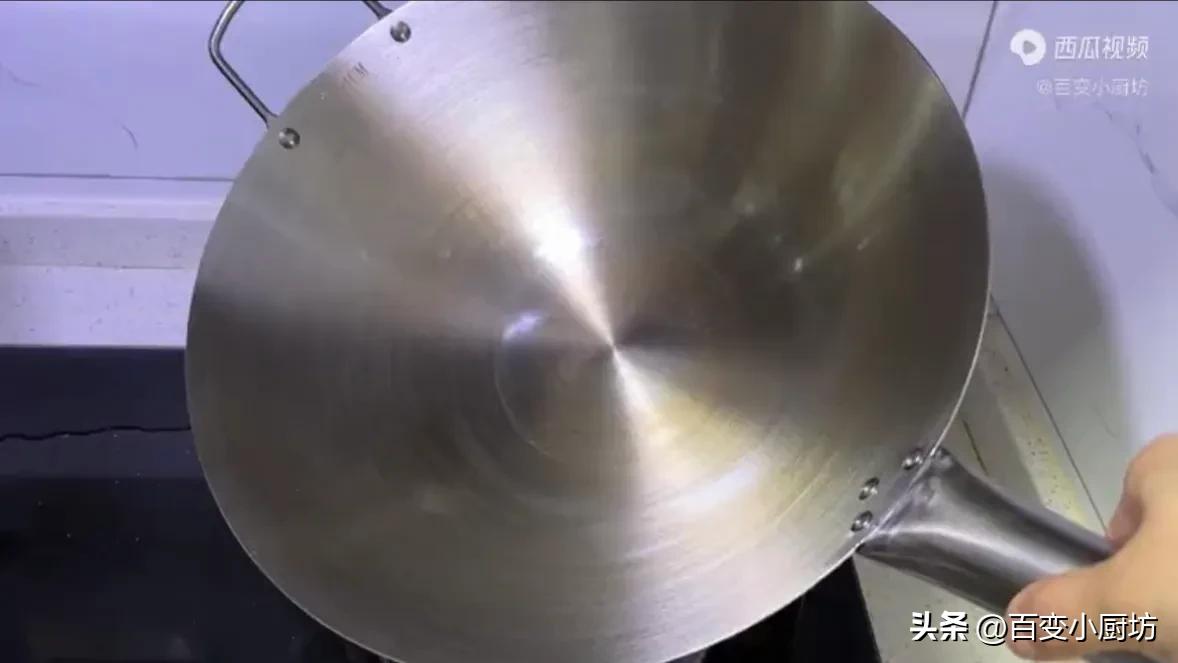 新铁锅怎么开锅不生锈不粘锅视频,新铁锅开锅怎么烧都不变颜色