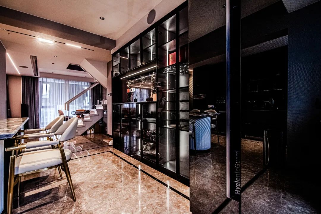 5.6米客厅餐厅一体横厅效果图,横厅客厅餐厅阳台一体装修实景图