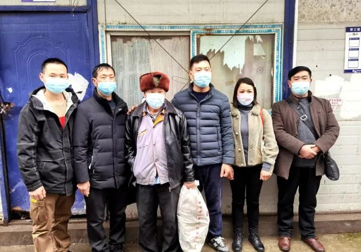 被拐聋哑老人寻亲,被工地收留六年的聋哑老人