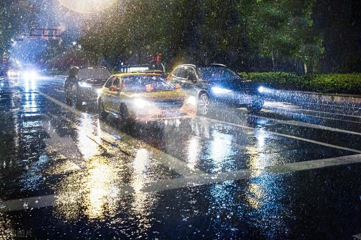 白天是银行主管,晚上兼职跑滴滴!有钱人谈生活品质,我只想生存